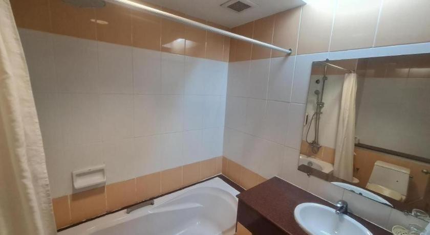 Western Grand Hotel Ratchaburi Ban Bang Kra Exteriör bild